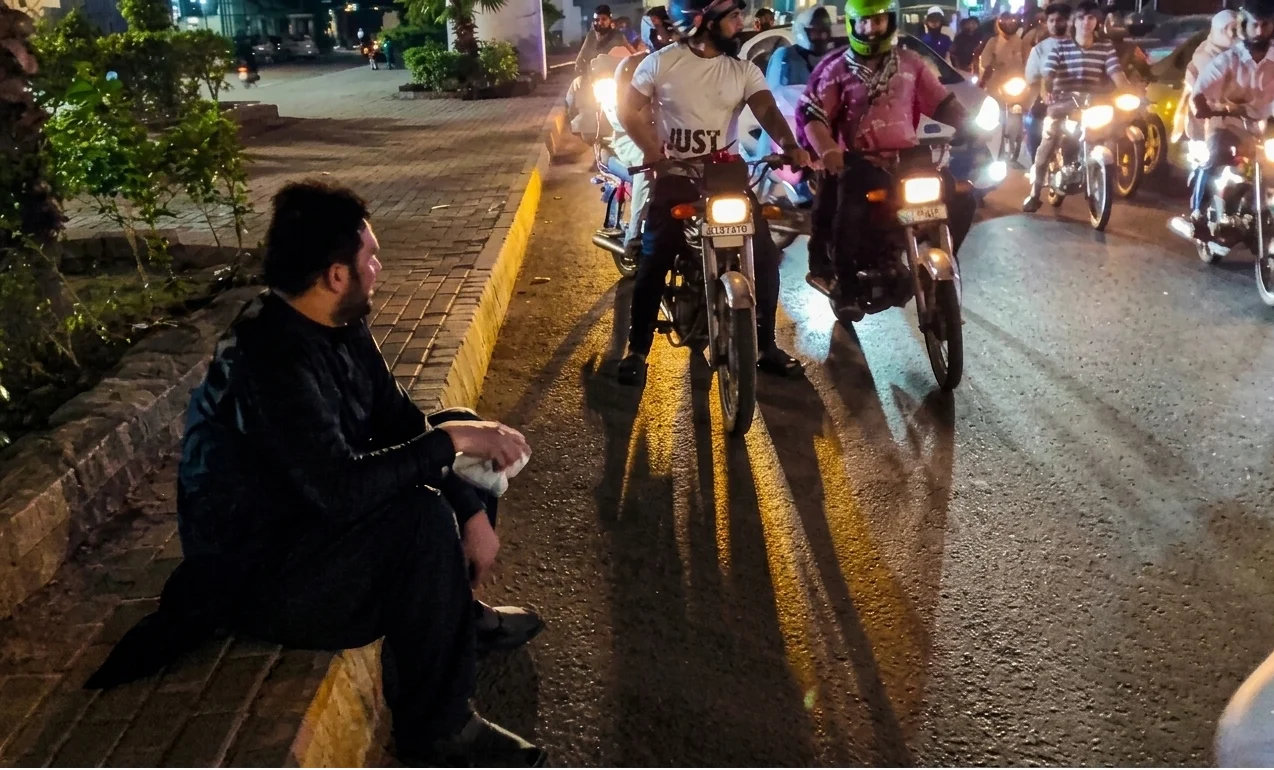 Security nightmare: KP CM Sohail Afridi left vulnerable on footpath in Lahore, narrowly avoiding disaster